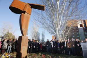 CIFUENTES ASISTE AL ACTO IN MEMORIAM POR LAS VÍCTIMAS DEL 11-M EN SANTA EUGENIA La presidenta de la Comunidad de Madrid, Cristina Cifuentes, asiste al acto in memoriam por las víctimas del 11-M en Santa Eugenia que organizan la Asociación de Vecinos La Colmena y la Asociación 11-M Afectados del Terrorismo  Foto: D.Sinova / Comunidad de Madrid