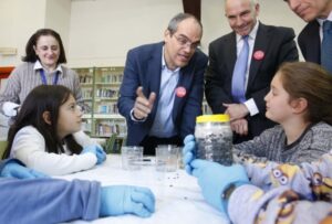 VAN GRIEKEN VISITA EL PROGRAMA DE ENRIQUECIMIENTO EDUCATIVO PARA ALUMNOS CON ALTAS CAPACIDADES DE LA COMUNIDAD DE MADRID El consejero de Educación, Juventud y Deporte, Rafael van Grieken, visita el Programa de Enriquecimiento Educativo para Alumnos con Altas Capacidades que desarrolla la Comunidad de Madrid y en el que participan, este curso, 1.750 estudiantes de la región. Esta iniciativa pionera en España tiene como objetivo estimular el potencial y la creatividad de estos alumnos. Foto: D.Sinova / Comunidad de Madrid