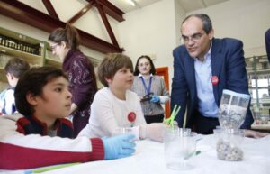 VAN GRIEKEN VISITA EL PROGRAMA DE ENRIQUECIMIENTO EDUCATIVO PARA ALUMNOS CON ALTAS CAPACIDADES DE LA COMUNIDAD DE MADRID El consejero de Educación, Juventud y Deporte, Rafael van Grieken, visita el Programa de Enriquecimiento Educativo para Alumnos con Altas Capacidades que desarrolla la Comunidad de Madrid y en el que participan, este curso, 1.750 estudiantes de la región. Esta iniciativa pionera en España tiene como objetivo estimular el potencial y la creatividad de estos alumnos. Foto: D.Sinova / Comunidad de Madrid