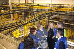 CIFUENTES VISITA LA AMPLIACIÓN DEL CENTRO LOGÍSTICO DE AMAZON EN SAN FERNANDO DE HENARES, UNO DE LOS MAYORES DE EUROPA La presidenta de la Comunidad de Madrid, Cristina Cifuentes, acompañada del director general de Amazon España e Italia, François Nuyts y del director general de Operaciones de Amazon España, Fred Pattje, visita la ampliación del centro logístico de Amazon en la región, un centro que con una superficie de 45.000 m2, se convertirá al finalizar las obras, en uno de los mayores de Europa con 77.000 m2.  Foto: D.Sinova / Comunidad de Madrid