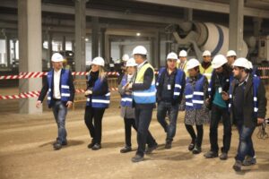 CIFUENTES VISITA LA AMPLIACIÓN DEL CENTRO LOGÍSTICO DE AMAZON EN SAN FERNANDO DE HENARES, UNO DE LOS MAYORES DE EUROPA La presidenta de la Comunidad de Madrid, Cristina Cifuentes, acompañada del director general de Amazon España e Italia, François Nuyts y del director general de Operaciones de Amazon España, Fred Pattje, visita la ampliación del centro logístico de Amazon en la región, un centro que con una superficie de 45.000 m2, se convertirá al finalizar las obras, en uno de los mayores de Europa con 77.000 m2.  Foto: D.Sinova / Comunidad de Madrid