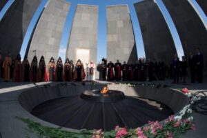 Armenia . Día 2. reza en el memorial de Tzitzernakaberd 1