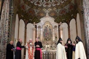 Armenia. Día 1. El Papa Francisco y Karekin II en la Catedral Apostólica de Ereván,