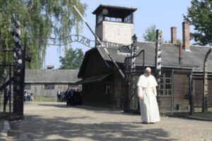 Auschwitz. El-Papa-entra-a-Auschwitz-413x275[1]