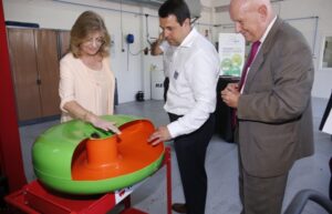 HIDALGO PRESENTA EL PLAN RENOVE DE VEHÍCULOS CON AUTOGAS DE LA COMUNIDAD DE MADRID La consejera de Economía, Empleo y Hacienda, Engracia Hidalgo, firma el convenio de colaboración con la Asociación Española de Operadores de GLP (Gas Licuado del Petróleo) y con la Asociación de Transformadores de Vehículos a Gas para el desarrollo del Plan Renove de vehículos con autogás, que financia la adaptación de vehículos de gasolina a autogás. La presentación se desarrolla en un taller, donde se podrá ver el antes y el después de la transformación a autogás. Foto: D.Sinova / Comunidad de Madrid