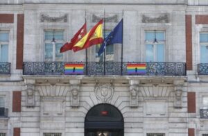 Bandera Arcoiris con crespón negro en la fachada de Sol por el atentado contra el colectivo gay en Orlando. Foto: D. Sinova / Comunidad de Madrid