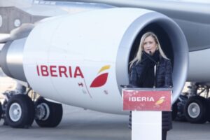 CIFUENTES VISITA EL HANGAR 6 DE IBERIA EN “LA MUÑOZA” EN SU XXV ANIVERSARIO Y EL PRIMER A330-200 QUE ACABA DE RECIBIR LA COMPAÑÍA La presidenta de la Comunidad de Madrid, Cristina Cifuentes, visita el hangar 6 de Iberia en “La Muñoza”, en la Zona Industrial situada junto al Aeropuerto Adolfo Suárez Madrid-Barajas, que acaba de cumplir XXV años, y el primero de los Airbus A330-200 recibidos por la aerolínea dentro de su importante plan de renovación de flota. Foto: D.Sinova