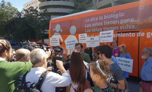 El #HOBus recorre Madrid con el lema ‘Lo dice la biología: Los niños tienen pene. Las niñas tienen vulva. No al adoctrinamiento de género’