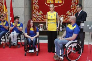 CIFUENTES RECIBE AL CD ILUNION, CAMPEÓN DE LA “CHAMPIONS CUP” Y DE LA “COPA DE LIGA” DE BALONCESTO EN SILLA DE RUEDAS La presidenta de la Comunidad de Madrid, Cristina Cifuentes, recibe al CD Ilunion, ganador de la “Champions Cup” y de la “Copa de Liga” de baloncesto en silla de ruedas y les hace entrega de una placa conmemorativa. Foto: D.Sinova / Comunidad de Madrid