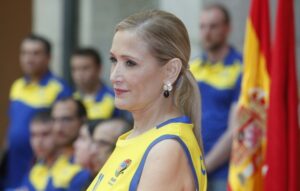 CIFUENTES RECIBE AL CD ILUNION, CAMPEÓN DE LA “CHAMPIONS CUP” Y DE LA “COPA DE LIGA” DE BALONCESTO EN SILLA DE RUEDAS La presidenta de la Comunidad de Madrid, Cristina Cifuentes, recibe al CD Ilunion, ganador de la “Champions Cup” y de la “Copa de Liga” de baloncesto en silla de ruedas y les hace entrega de una placa conmemorativa. Foto: D.Sinova / Comunidad de Madrid