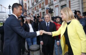 CIFUENTES RECIBE HOY AL REAL MADRID La presidenta de la Comunidad de Madrid, Cristina Cifuentes, recibirá hoy, domingo, a las 20.45 horas, en la Real Casa de Correos, a los jugadores, técnicos y representantes del Real Madrid C.F, tras su victoria en la UEFA Champions League.  Foto: D.Sinova / Comunidad de Madrid