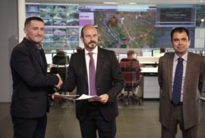 ROLLÁN FIRMA UN CONVENIO CON LA APLICACIÓN MOOVIT PARA FACILITAR INFORMACIÓN A LOS CIUDADANOS SOBRE LOS DIFERENTES MEDIOS DE TRANSPORTE El consejero de Transportes, Vivienda e Infraestructuras de la Comunidad de Madrid, Pedro Rollán, firma hoy un convenio a través del cual la APP Moovit podrá disponer de información de los diferentes transportes públicos madrileños con el fin de facilitar a los viajeros la forma de viajar que más les convenga.  Foto: D. Sinova / Comunidad de Madrid