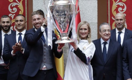 Cifuentes felicita al Real Madrid de fútbol tras proclamarse campeón de la Champions League