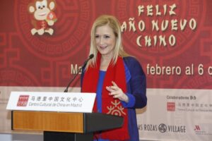 CIFUENTES ASISTE A LA PRESENTACIÓN DEL AÑO NUEVO CHINO 2016 La presidenta de la Comunidad de Madrid, Cristina Cifuentes, acompañada por el consejero de Políticas Sociales y Familia, Carlos Izquierdo, dará la bienvenida al “Año del Mono”, dentro del acto de presentación del Año Nuevo Chino. Para conmemorar esta celebración, se van a organizar un amplio abanico de actividades en la Comunidad de Madrid que incluyen degustaciones gastronómicas, conciertos, sesiones cinematográficas y talleres infantiles. Cifuentes participará en algunas de estas actividades como es un taller de caligrafía china, una demostración de gastronomía china y una ceremonia del té. Al acto asistirá también el embajador de China en España, Lyu Fan.  Foto: D.Sinova / Comunidad de Madrid