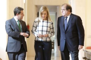 CIFUENTES SUSCRIBE UN CONVENIO PARA RENOVAR EL CONVENIO DE USO DEL TRANSPORTES PÚBLICO A CASTILLA Y LEON Y CASTILLA- LA MANCHA La presidenta de la Comunidad de Madrid, Cristina Cifuentes, suscribe un convenio con los presidentes los presidentes de Castilla- La Mancha, Emiliano García-Page y de Castilla y León, Juan Vicente Herrera para la renovación del convenio del uso del transporte público madrileño a las dos comunidades y extender el uso del abono joven a Castilla-La Mancha.  Foto: D.Sinova / Comunidad de Madrid