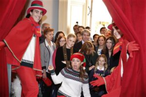 CIFUENTES ASISTE A LA APERTURA DE LA CASA DE PAPÁ NOEL Y PRESENTA LA PROGRAMACIÓN CULTURAL DE NAVIDAD La presidenta de la Comunidad de Madrid, Cristina Cifuentes, asiste a la apertura de la Casa de Papá Noel en el patio de Casa de Postas, donde presentará la programación cultural de la Navidad. La Casa de Papá Noel es un espacio enmarcado en las actividades preparadas por la Comunidad de Madrid donde los niños podrán recorrer el Pasillo de la Fantasía, se sentarán al calor de la lumbre y recorrerán todas las estancias del hogar de Papá Noel. Después del 27 de diciembre y al 5 de enero, ambos incluidos, los pajes de los Reyes Magos llegarán a Postas y recogerán con un buzón Real las cartas para sus Majestades los Magos de Oriente hasta que llegue la mágica noche del 5 de enero. Foto: D.Sinova / Comunidad de Madrid