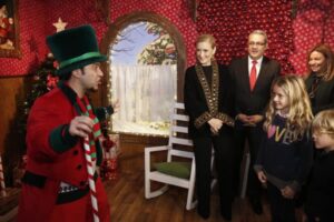 CIFUENTES ASISTE A LA APERTURA DE LA CASA DE PAPÁ NOEL Y PRESENTA LA PROGRAMACIÓN CULTURAL DE NAVIDAD La presidenta de la Comunidad de Madrid, Cristina Cifuentes, asiste a la apertura de la Casa de Papá Noel en el patio de Casa de Postas, donde presentará la programación cultural de la Navidad. La Casa de Papá Noel es un espacio enmarcado en las actividades preparadas por la Comunidad de Madrid donde los niños podrán recorrer el Pasillo de la Fantasía, se sentarán al calor de la lumbre y recorrerán todas las estancias del hogar de Papá Noel. Después del 27 de diciembre y al 5 de enero, ambos incluidos, los pajes de los Reyes Magos llegarán a Postas y recogerán con un buzón Real las cartas para sus Majestades los Magos de Oriente hasta que llegue la mágica noche del 5 de enero. Foto: D.Sinova / Comunidad de Madrid