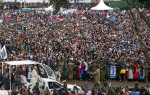 El Papa a su llegaa a la Universidad de Nairobi