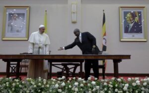 El Papa ante las autoridades de Uganda