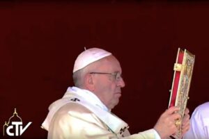 El Papa bendice con el Evangelio (©CTV