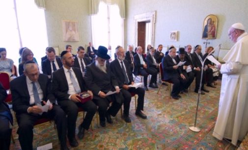 Le entregan al Papa el nuevo documento “Entre Jerusalén y Roma”