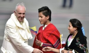 El Papa lle3ga a Quito 2