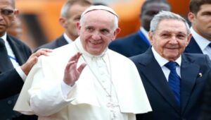 El Papa reibido por Castro