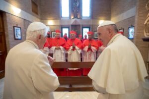 el-papa-y-los-nuevos-cardenales-visitan-a-benedicto-xvi-osservatore-romano