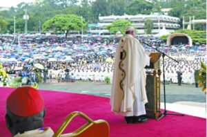 El papa en la primera misa en Nairobi destacó el valor de la familia y reclamó una cvultura del cuidado mututo