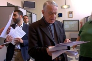 El portavoz del Vaticano, el padre Lombardi entrega la nueva Carta Apostólica (Foto ZENIT cc)