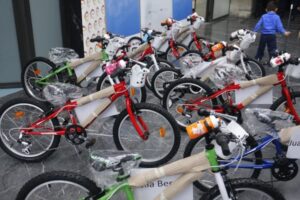 SÁNCHEZ MARTOS PARTICIPA EN LA ENTREGA DE BICICLETAS A NIÑOS Y NIÑAS CON ENFERMEDADES POCO FRECUENTES El consejero de Sanidad, Jesús Sánchez Martos, participa en la entrega de bicicletas a niños y niñas con enfermedades poco frecuentes. Asimismo visitará la nueva sede de la asociación Instituto de Investigación y Desarrollo Social de Enfermedades Poco Frecuentes (INDEPF), ubicada en un local del Hospital Clínico San Carlos.  Foto: D.Sinova / Comunidad de Madrid