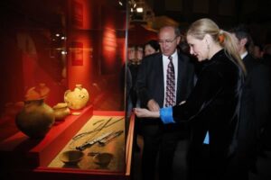 CIFUENTES INAUGURA LA PRIMERA EXPOSICIÓN DE ESPAÑA SOBRE LOS ESCIPIONES, LA SAGA ROMANA QUE CONQUISTÓ LA PENÍNSULA La presidenta de la Comunidad de Madrid, Cristina Cifuentes, inaugura la primera exposición de España dedicada en exclusiva a los Escipiones, la saga legendaria de políticos y militares romanos que conquistó la Península Ibérica y cambió la historia de nuestro país. Entre las distintas piezas que se exhiben, un total de 200, se encuentra el espectacular busto de Escipión, el Africano, cedido por Italia.   Foto: D.Sinova / Comunidad de Madrid