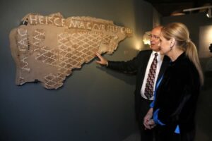 CIFUENTES INAUGURA LA PRIMERA EXPOSICIÓN DE ESPAÑA SOBRE LOS ESCIPIONES, LA SAGA ROMANA QUE CONQUISTÓ LA PENÍNSULA La presidenta de la Comunidad de Madrid, Cristina Cifuentes, inaugura la primera exposición de España dedicada en exclusiva a los Escipiones, la saga legendaria de políticos y militares romanos que conquistó la Península Ibérica y cambió la historia de nuestro país. Entre las distintas piezas que se exhiben, un total de 200, se encuentra el espectacular busto de Escipión, el Africano, cedido por Italia.   Foto: D.Sinova / Comunidad de Madrid