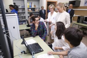 CIFUENTES INAUGURA EL CURSO ESCOLAR 2016/17 DE FORMACIÓN PROFESIONAL La presidenta de la Comunidad de Madrid, Cristina Cifuentes, acompañada del consejero de Educación, Juventud y Deporte, Rafael van Grieken, inaugura el curso 2016/2017 de Formación Profesional en el Instituto de Educación Secundaria Clara del Rey, uno de los centros madrileños que se han incorporado al nuevo programa bilingüe para FP.  Foto: D.Sinova / Comunidad de Madrid