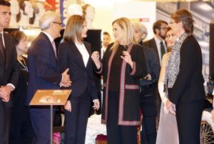 CIFUENTES, EN LA INAUGURACIÓN DE LA 36 EDICIÓN DE LA FERIA INTERNACIONAL DE TURISMO FITUR La presidenta de la Comunidad de Madrid, Cristina Cifuentes, asiste a la inauguración de FITUR, que preside S.M. la Reina Doña Letizia. Cifuentes acudirá a este foro de negocio y promoción de la industria turística mundial, que organiza IFEMA, acompañada por el consejero de Presidencia, Justicia y Portavoz del Gobierno regional, Ángel Garrido.  Foto: D.Sinova / Comunidad de Madrid