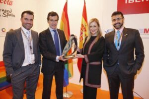 CIFUENTES RECOGE UNO DE LOS GALARDONES DE LA II EDICIÓN DE LOS PREMIOS TURISMO FITUR GAY La presidenta regional, Cristina Cifuentes, recoge junto a Carlos Chaguaceda el galardón concedido a la Dirección General de Turismo de la Comunidad de Madrid, en la categoría de Institución, por los organizadores de los Premios Turismo Fitur Gay.  Foto: D.Sinova / Comunidad de Madrid