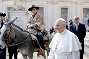 francisco-con-estatua-de-santo-cura-brochero-foto-osservatore-romano-740x493