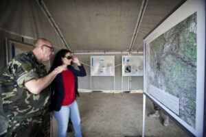 YOLANDA FUENTES ASISTE A LA XVI CARRERA CÍVICO-MILITAR CONTRA LA DROGA IMPULSADA POR LA DIRECCIÓN GENERAL DE SALUD PÚBLICA La directora general de Salud Pública de la Comunidad de Madrid, Yolanda Fuentes, asiste a la XVI edición de la Carrera Cívico-Militar contra la Droga y a la posterior entrega de premios de la misma. La prueba, organizada cada año por el Ejército de Tierra, es fruto del Convenio de Colaboración que mantienen el Ministerio de Defensa y la Dirección General de Salud Pública, patrocinadora de la carrera, para, entre otras actuaciones, fomentar hábitos de vida saludables. © COMUNIDAD DE MADRID/MIGUEL BERROCAL