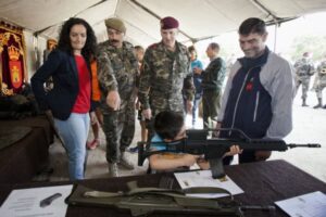 YOLANDA FUENTES ASISTE A LA XVI CARRERA CÍVICO-MILITAR CONTRA LA DROGA IMPULSADA POR LA DIRECCIÓN GENERAL DE SALUD PÚBLICA La directora general de Salud Pública de la Comunidad de Madrid, Yolanda Fuentes, asiste a la XVI edición de la Carrera Cívico-Militar contra la Droga y a la posterior entrega de premios de la misma. La prueba, organizada cada año por el Ejército de Tierra, es fruto del Convenio de Colaboración que mantienen el Ministerio de Defensa y la Dirección General de Salud Pública, patrocinadora de la carrera, para, entre otras actuaciones, fomentar hábitos de vida saludables. © COMUNIDAD DE MADRID/MIGUEL BERROCAL