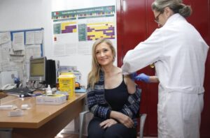 CIFUENTES ACUDE A UN CENTRO DE SALUD PARA ANIMAR A LOS MADRILEÑOS A VACUNARSE FRENTE A LA GRIPE La presidenta de la Comunidad de Madrid, Cristina Cifuentes, acompañada por el consejero de Sanidad, Jesús Sánchez Martos, acude a un Centro de Salud que participa en la campaña de vacunación contra la gripe para animar a los madrileños a prevenir esta enfermedad. La campaña de vacunación frente a la gripe que lleva a cabo la Comunidad de Madrid desde el 19 de octubre prosigue durante las próximas semanas. La Consejería de Sanidad comienza esta semana a enviar mensajes de SMS a los grupos de riesgo que hasta la fecha no se han vacunado, entre ellos embarazadas y enfermos crónicos.  Foto: D.Sinova / Comunidad de Madrid