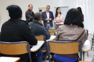 IZQUIERDO PARTICIPA EN LAS ACTIVIDADES DEL CENTRO DE PARTICIPACIÓN E INTEGRACIÓN (CEPI) DE ARGANZUELA El consejero de Políticas Sociales y Familia, Carlos Izquierdo, visita el Centro de Participación e Integración (CEPI) Madrid – Arganzuela donde va a participar en las actividades programadas para el fin de semana, como son los distintos cursos que se desarrollan para facilitar el acceso a un puesto de trabajo de la población extranjera. Además, se está desarrollando una nueva edición del programa “Conoce Tus Leyes”, una iniciativa pionera en España para dotar a los nuevos ciudadanos de conocimientos sobre la sociedad española con el objetivo de facilitar su integración. Según el último barómetro de inmigración de la Comunidad de Madrid, cerca del 90% de la población inmigrante se siente integrado en la sociedad madrileña.  Foto: D.Sinova / Comunidad de Madrid