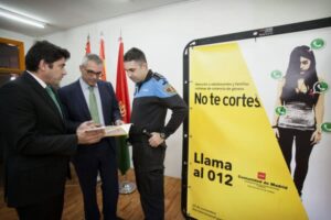 ZQUIERDO PRESENTA EL PROGRAMA “NO TE CORTES” PARA LA ATENCIÓN DE ADOLESCENTES VÍCTIMAS DE VIOLENCIA DE GÉNERO  El consejero de Políticas Sociales y Familia, Carlos Izquierdo, visita el Programa “No te cortes” para la atención a adolescentes víctimas de violencia de género, que tiene como objetivo el apoyo y la orientación a aquellas chicas que, en sus relaciones de pareja, viven situaciones que les llevan a sospechar que se encuentran en un caso de maltrato, a través de comportamientos de dominio y abuso, sin que, en muchas ocasiones, la adolescente tenga conciencia de estar sufriendo dicha violencia. ©MIGUEL BERROCAL/ COMUNIDAD DE MADRID