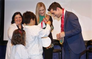 CIFUENTES Y EL DEPORTISTA JAVIER FERNÁNDEZ VISITAN EL HOSPITAL DEL NIÑO JESÚS La presidenta de la Comunidad de Madrid, Cristina Cifuentes, visita junto con el patinador Javier Fernández, campeón del Mundo y ganador de cuatro títulos europeos consecutivos, el Hospital Niño Jesús donde mantendrán una charla con los niños ingresados sobre esfuerzo y superación.  Foto: D.Sinova / Comunidad de Madrid