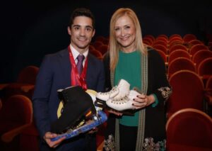 CIFUENTES Y EL DEPORTISTA JAVIER FERNÁNDEZ VISITAN EL HOSPITAL DEL NIÑO JESÚS La presidenta de la Comunidad de Madrid, Cristina Cifuentes, visita junto con el patinador Javier Fernández, campeón del Mundo y ganador de cuatro títulos europeos consecutivos, el Hospital Niño Jesús donde mantendrán una charla con los niños ingresados sobre esfuerzo y superación.  Foto: D.Sinova / Comunidad de Madrid