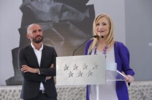 CIFUENTES INAUGURA LA EXPOSICIÓN JESÚS DEL POZO La presidenta de la Comunidad de Madrid, Cristina Cifuentes, inaugura, en la Sala Canal Isabel II, la exposición Jesús del Pozo. Esta muestra presenta la primera gran retrospectiva de este creador madrileño a través de una selección de medio centenar de piezas, que permitirán conocer y apreciar el proceso creativo de este maestro, resultado de la síntesis y la abstracción de formas, texturas y colores, y de la suma de referentes culturales que aúnan tradición y modernidad. Foto: D.Sinova / Comunidad de Madrid