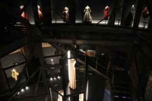 CIFUENTES INAUGURA LA EXPOSICIÓN JESÚS DEL POZO La presidenta de la Comunidad de Madrid, Cristina Cifuentes, inaugura, en la Sala Canal Isabel II, la exposición Jesús del Pozo. Esta muestra presenta la primera gran retrospectiva de este creador madrileño a través de una selección de medio centenar de piezas, que permitirán conocer y apreciar el proceso creativo de este maestro, resultado de la síntesis y la abstracción de formas, texturas y colores, y de la suma de referentes culturales que aúnan tradición y modernidad. Foto: D.Sinova / Comunidad de Madrid