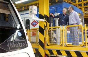 ROLLÁN VISITA EL CENTRO DE MANTENIMIENTO Y TALLERES DE LA LÍNEA 6 DE METRO El consejero de Transportes, Vivienda e Infraestructuras de la Comunidad de Madrid, Pedro Rollán, visita el centro de mantenimiento y talleres de la línea 6 de Metro.  Foto: D. Sinova / Comunidad de Madrid