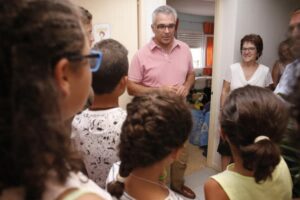 IZQUIERDO VISITA LA RESIDENCIA INFANTIL PARA MENORES TUTELADOS POR LA COMUNIDAD DE MADRID DE SAN LORENZO DE EL ESCORIAL El consejero de Políticas Sociales y Familia, Carlos Izquierdo, visita las viviendas para menores tutelados en San Lorenzo de El Escorial, que gestiona Aldeas Infantiles en colaboración con la Comunidad de Madrid. Se trata de un modelo de residencia infantil donde se trabaja la convivencia de los menores en grupos reducidos, para asemejarla lo más posible a una unidad familiar. Además, se desarrollan distintos programas y talleres para los menores como el taller de horticultura, terapia con animales o el taller de tránsito a la vida adulta. El Gobierno regional cuenta con una red de atención residencial para menores tutelados con cerca de 1.500 plazas. Lugar: Residencia Infantil Aldeas Infantiles Foto: D.Sinova / Comunidad de Madrid