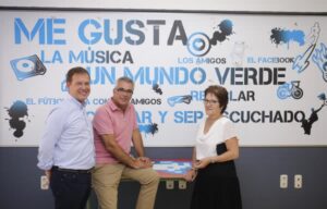 IZQUIERDO VISITA LA RESIDENCIA INFANTIL PARA MENORES TUTELADOS POR LA COMUNIDAD DE MADRID DE SAN LORENZO DE EL ESCORIAL El consejero de Políticas Sociales y Familia, Carlos Izquierdo, visita las viviendas para menores tutelados en San Lorenzo de El Escorial, que gestiona Aldeas Infantiles en colaboración con la Comunidad de Madrid. Se trata de un modelo de residencia infantil donde se trabaja la convivencia de los menores en grupos reducidos, para asemejarla lo más posible a una unidad familiar. Además, se desarrollan distintos programas y talleres para los menores como el taller de horticultura, terapia con animales o el taller de tránsito a la vida adulta. El Gobierno regional cuenta con una red de atención residencial para menores tutelados con cerca de 1.500 plazas. Lugar: Residencia Infantil Aldeas Infantiles Foto: D.Sinova / Comunidad de Madrid