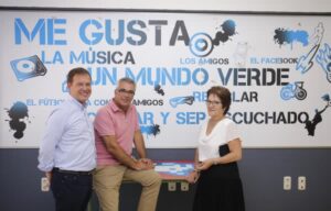 IZQUIERDO VISITA LA RESIDENCIA INFANTIL PARA MENORES TUTELADOS POR LA COMUNIDAD DE MADRID DE SAN LORENZO DE EL ESCORIAL El consejero de Políticas Sociales y Familia, Carlos Izquierdo, visita las viviendas para menores tutelados en San Lorenzo de El Escorial, que gestiona Aldeas Infantiles en colaboración con la Comunidad de Madrid. Se trata de un modelo de residencia infantil donde se trabaja la convivencia de los menores en grupos reducidos, para asemejarla lo más posible a una unidad familiar. Además, se desarrollan distintos programas y talleres para los menores como el taller de horticultura, terapia con animales o el taller de tránsito a la vida adulta. El Gobierno regional cuenta con una red de atención residencial para menores tutelados con cerca de 1.500 plazas.  Lugar: Residencia Infantil Aldeas Infantiles Foto: D.Sinova / Comunidad de Madrid